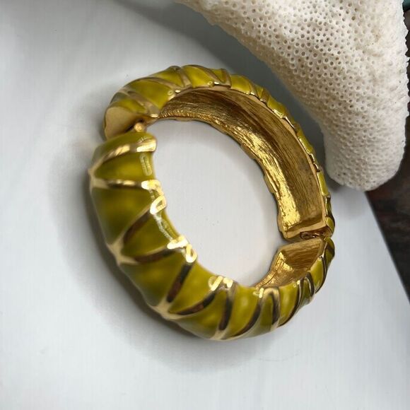 Kenneth Jay Lane Hingled Bangle Bracelet Gold Yellow Green - Picture 10 of 13